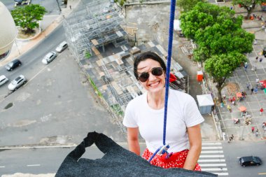 Rappel 'de Uzun Bir Bina İnen Kahraman Kostümü Giyen Beyaz Kadın. Salvador Bahia Brezilya.