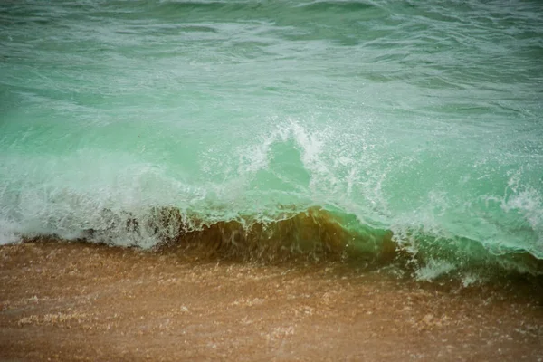 有名なリオ ヴェルメロ ビーチの砂の上を波が打ち寄せる ブラジル バイーア州サルバドール市 — ストック写真