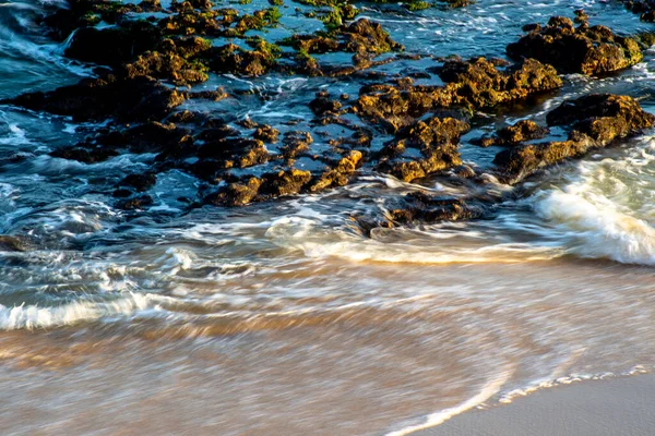 海の波がビーチでクラッシュします サルバドール バイーア ブラジル — ストック写真