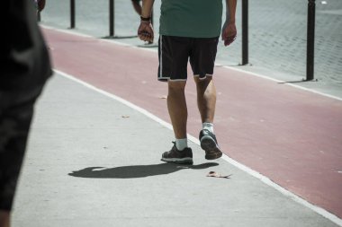 Salvador, Bahia, Brezilya - 15 Ağustos 2021: Sokaktaki bir insanın alt vücut gölgesi. Salvador, Bahia, Brezilya.