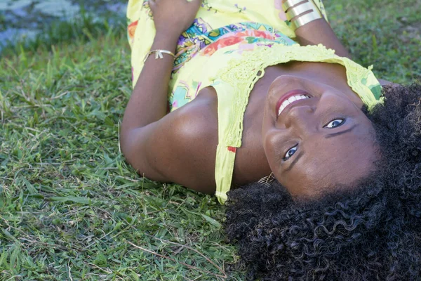 Mulher Negra Posando Para Foto Ela Usa Amarelo Sorri Olha — Fotografia de Stock