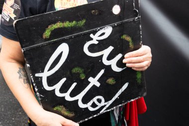 Salvador, Bahia, Brezilya - 24 Temmuz 2021: Salvador şehrinde halk Başkan Jair Bolsonaro hükümetini protesto ediyor. Sloganlı pankartlar, posterler, çıkartmalar ve maskeler kullanıyorlar..