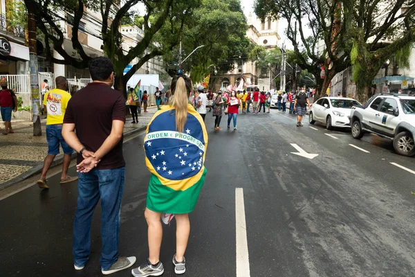ブラジルのバヒア州サルバドール 2021年7月24日 人々はサルバドール市のJair Bolsonaro大統領の政府に抗議しています 彼らは バナー ポスター ステッカー スローガンとマスクを使用します — ストック写真