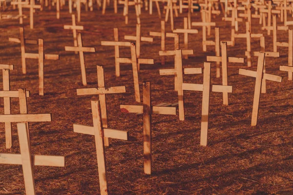 Covid 19によって殺された人々に敬意を表して地面に固定クロス サルバドール バイーア ブラジル — ストック写真