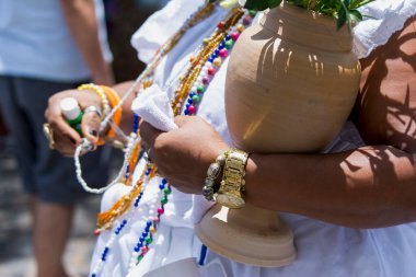 Cachoeira, Bahia, Brezilya - 08 Kasım 2015: Brezilya 'nın Bahia eyaletindeki tarihi Cachoeira şehrinin caddelerinde dini kutlamalarda Candomble dinini destekleyenler.