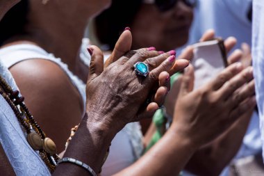 Salvador, Bahia, Brezilya - 25 Aralık 2015: Yeni ve daha iyi bir yıl için dua etmek üzere Salvador, Bahia 'daki Sinhor do Bonfim Kilisesi' nde inançlı bir toplantı.