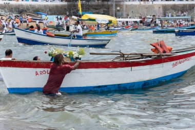 Salvador, Bahia, Brezilya - 02 Şubat 2016: Salvador 'da Yemanja onuruna düzenlenen bir partiye katılan Kandomlu Din üyesi. 