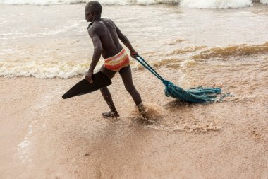 Salvador, Bahia, Brezilya - 11 Ocak 2019: Balıkçılar büyük ağı koloniye götürüyor.    