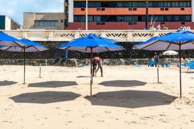 Salvador, Bahia, Brezilya - 13 Ekim 2019: Salvador, Bahia, Brezilya 'daki Farol da Barra plajında mavi sombreros.
