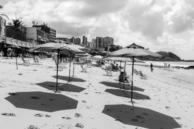 Salvador, Bahia, Brezilya - 13 Ekim 2019: Salvador, Bahia, Brezilya 'daki Farol da Barra plajında mavi sombreros.