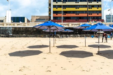 Salvador, Bahia, Brezilya - 13 Ekim 2019: Salvador, Bahia, Brezilya 'daki Farol da Barra plajında mavi sombreros.