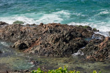 Sahildeki kayalarda okyanus dalgaları kırılıyor. Salvador, Bahia, Brezilya.