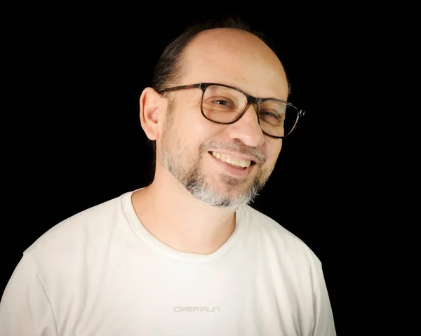 Retrato Hombre Barbudo Con Anteojos Sobre Fondo Negro Salvador Bahía — Foto de Stock