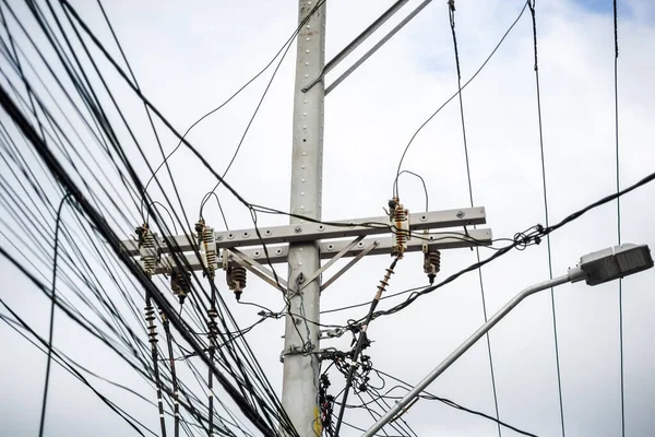 杆子上的电线和电缆在晴朗的天空中缠结在一起 萨尔瓦多 巴西巴伊亚州 — 图库照片