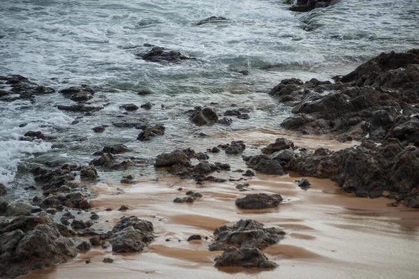 Klippor Sanden Stranden Rio Vermelho Molnig Dag Staden Salvador Bahia — Stockfoto