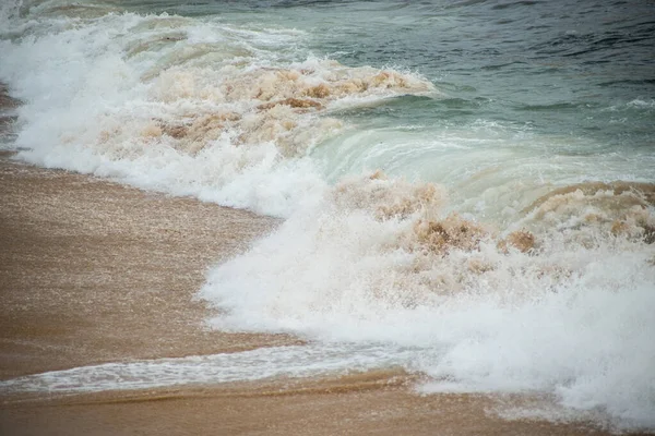 有名なリオ ヴェルメロ ビーチの砂の上を波が打ち寄せる ブラジル バイーア州サルバドール市 — ストック写真