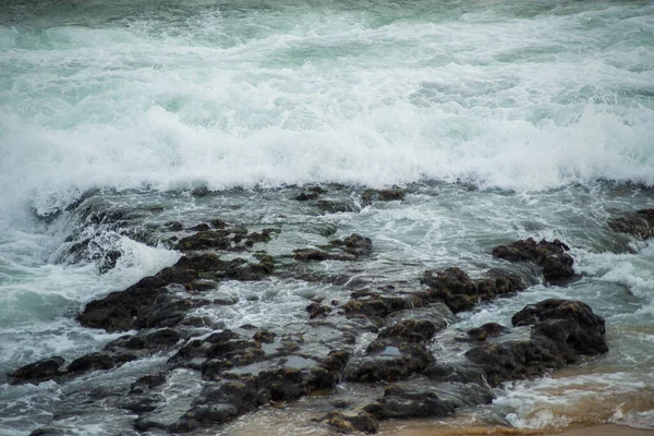 在乌云密布的日子里 在里约维尔梅略海滩的沙滩上有岩石 巴西巴伊亚州萨尔瓦多市 — 图库照片