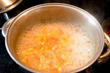 Mutfakta tavada pişen beyaz kahverengi pirinç. Salvador, Bahia, Brezilya.