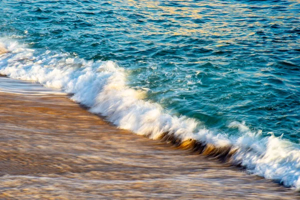 海の波がビーチでクラッシュします サルバドール バイーア ブラジル — ストック写真