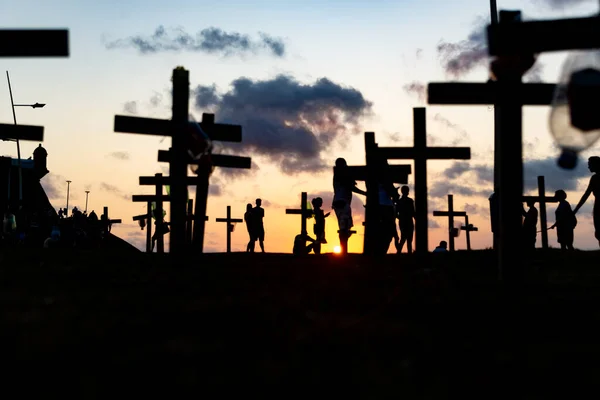 人々のシルエットと十字架は Covid 19によって殺された人々に敬意を表して地面に固定されています サンセットでサルバドール バイーア ブラジル — ストック写真