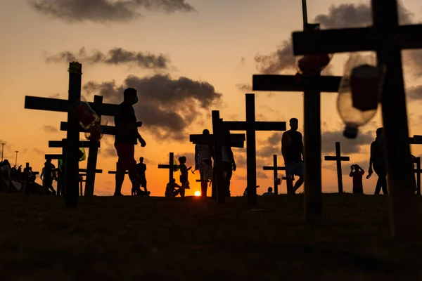 Силуэт Людей Крестов Закрепленных Земле Честь Убитых Ковид Закат Сальвадоре — стоковое фото