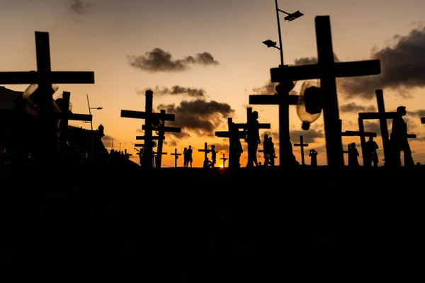 Silhouet Van Mensen Kruizen Gefixeerd Grond Ter Ere Van Degenen — Stockfoto