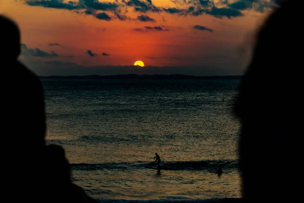 Silhouette Von Menschen Die Den Sonnenuntergang Von Farol Barra Salvador — Stockfoto