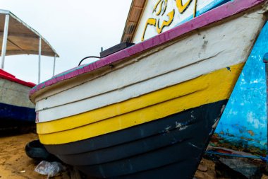 Salvador, Bahia, Brezilya - 15 Kasım 2021 Rio Vermelho sahiline demirlemiş balıkçı tekneleri. Salvador, Bahia, Brezilya.
