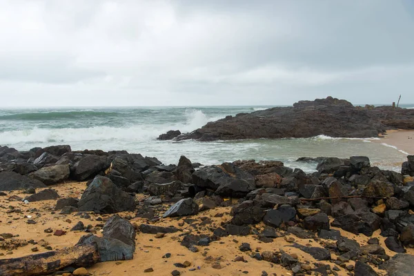 해변의 바위에 부딪히고 있습니다 리우데자네이루 살바도르 바히아 브라질 — 스톡 사진