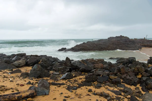 Dalgalı Deniz Sahildeki Kayalara Çarpıyor Rio Vermelho Salvador Bahia Brezilya — Stok fotoğraf