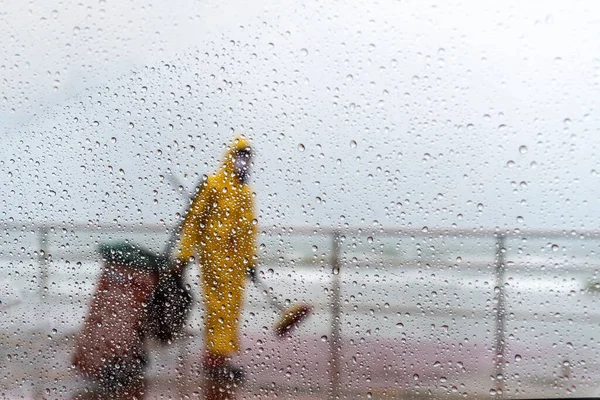 Salvador Bahia Brazilië November 2021 Een Schoonmaakster Een Gele Cape — Stockfoto