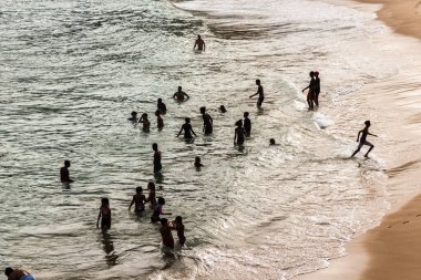 Salvador, Bahia, Brezilya - 22 Ağustos 2021: Brezilya 'nın Rio Vermelho semtindeki Paciencia plajında geniş bir grup insan. İnsanlar koronavirüs salgınının ortasında eğleniyorlar..