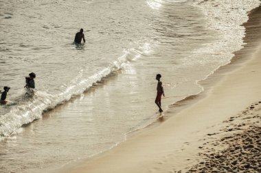 Salvador, Bahia, Brezilya - 05 Eylül 2021: İnsanlar Salvador, Bahia, Brezilya 'daki Paciencia plajında suda banyo yapıyorlar.