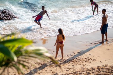 Salvador, Bahia, Brezilya - 05 Eylül 2021: Salvador, Bahia, Brezilya 'daki Paciencia plajında plaj futbolu oynayan insanlar.