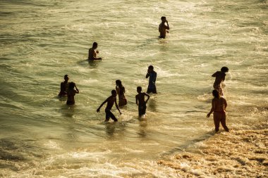 Salvador, Bahia, Brezilya - 05 Eylül 2021: İnsanlar Salvador, Bahia, Brezilya 'daki Paciencia plajında suda banyo yapıyorlar.