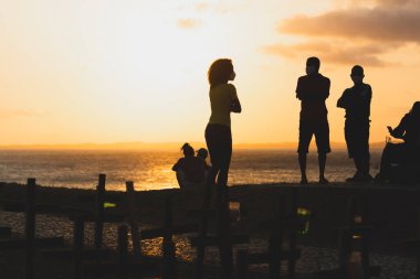 Salvador, Bahia, Brezilya - 01 Ekim 2021: Covid-19 tarafından öldürülenlerin anısına yere sabitlenmiş insan silueti ve haçlar. Salvador, Bahia, Brezilya 'da gün batımı.