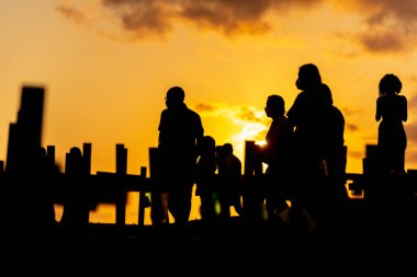 Salvador, Bahia, Brezilya - 01 Ekim 2021: Covid-19 tarafından öldürülenlerin anısına yere sabitlenmiş insan silueti ve haçlar. Salvador, Bahia, Brezilya 'da gün batımı.