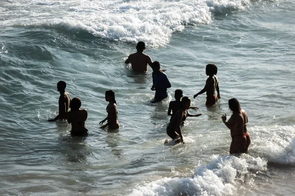 Salvador Bahia Brasil Septiembre 2021 Personas Bañándose Agua Playa Paciencia — Foto de Stock