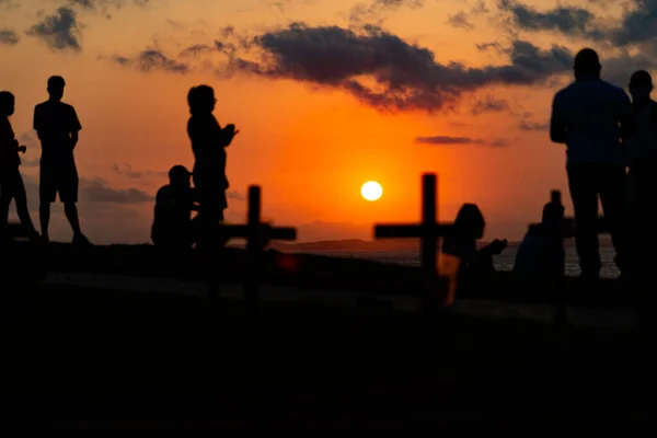 ブラジルのバヒア州サルバドール 2021年10月1日 人々のシルエットと十字架は Covid 19によって殺された人々に敬意を表して地面に固定されています サンセットでサルバドール バイーア ブラジル — ストック写真