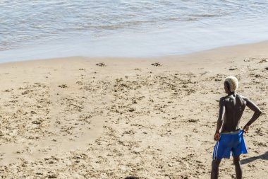 Öğleden sonra güneşinde Ondina plajında kum futbolu oynayan gençler. Salvador Bahia Brezilya.