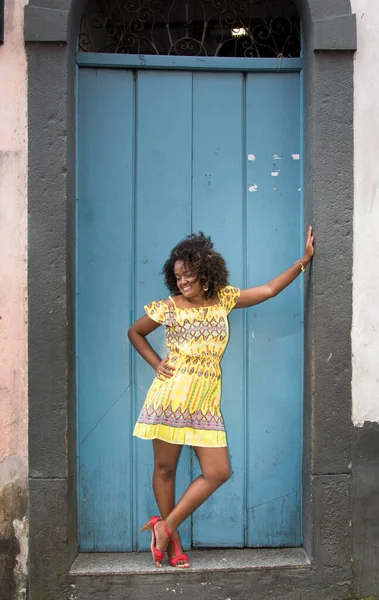 模特儿穿着一件黄色的衣服 微笑着 看着镜头 摆出一副姿势 在背景上 佩鲁林霍的历史中心及其古老的建筑 Salvador Bahia巴西 — 图库照片