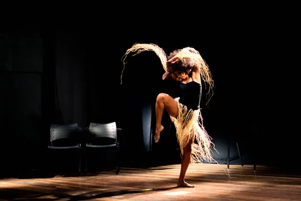 Zeitgenössische Tänzerin Tanzt Theater Mit Schwarzem Hintergrund Und Strohaccessoires Salvador — Stockfoto