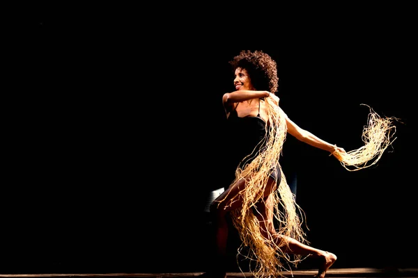 Bailarina Contemporánea Bailando Teatro Con Fondo Negro Accesorio Paja Salvador —  Fotos de Stock