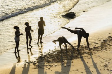 Salvador, Bahia, Brezilya - 30 Ekim 2020: Salvador, Bahia, Brezilya 'daki Ondina plajında insanlar eğleniyor.