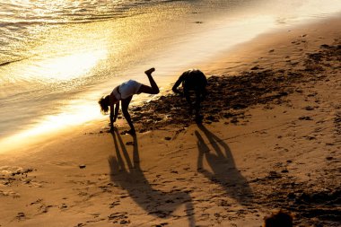 Salvador, Bahia, Brezilya - 30 Ekim 2020: Salvador, Bahia, Brezilya 'daki Ondina plajında insanlar eğleniyor.
