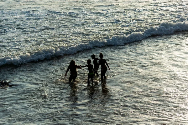 萨尔瓦多 巴西巴伊亚州巴伊亚州巴伊亚州 2020年10月30日 人们在巴西巴伊亚州萨尔瓦多市的翁迪纳海滩玩乐 — 图库照片