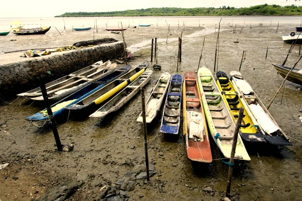 カヌーやボートは川で魚に満潮を待って係留されました ブラジル バイーア州サンフランシスコ コンデ — ストック写真