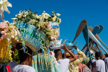 Salvador, Bahia, Brezilya - 20 Ocak 2019: Geleneksel parti, denizin kraliçesi Iemanja 'nın anısına, burada hediyeler din üyeleri tarafından denize götürülür..