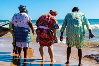 Salvador, Bahia, Brezilya - 20 Ocak 2019: Geleneksel parti, denizin kraliçesi Iemanja 'nın anısına, burada hediyeler din üyeleri tarafından denize götürülür..