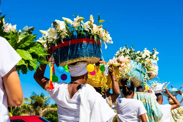Salvador, Bahia, Brezilya - 20 Ocak 2019: Geleneksel parti, denizin kraliçesi Iemanja 'nın anısına, burada hediyeler din üyeleri tarafından denize götürülür..
